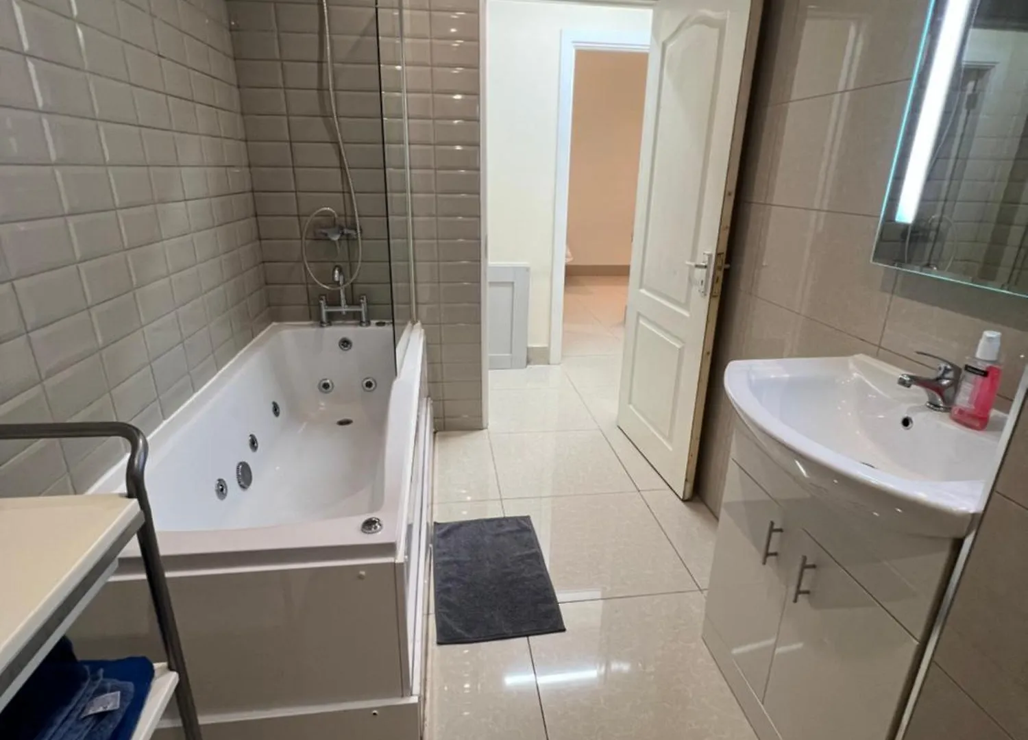 Lovely Dublin Home - Just 15 Mins To City Centre 0*,  Ireland